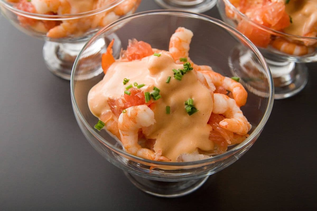 Shrimp Gläser mit Cocktailsauce und etwas feinen Lauchzwiebeln