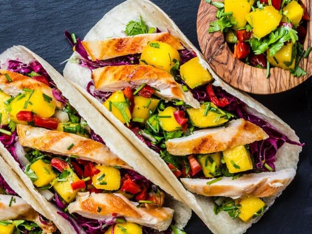 Tacos mit Hähnchenbrust und Mangosalat | Bild: lblinova