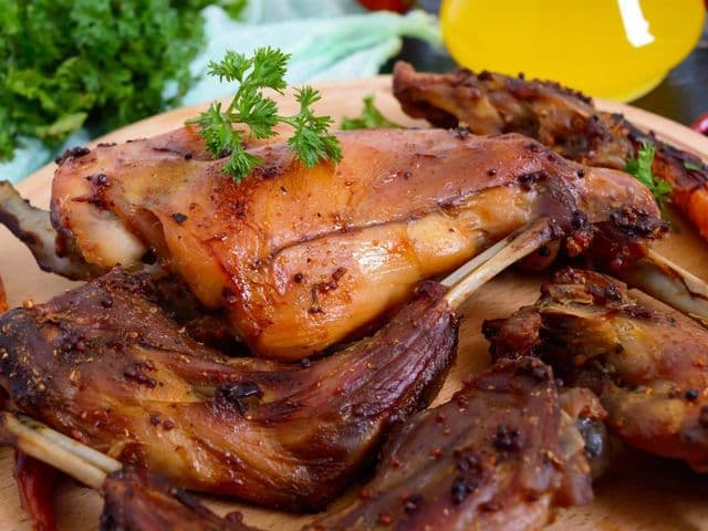 Kaninchenkeulen vom Grill | Bild: iaroshenko
