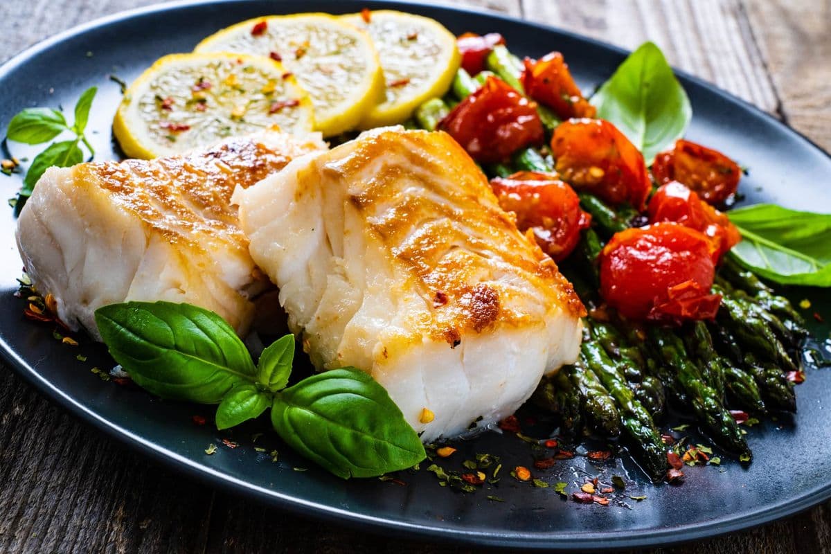 Gegrilltes Heilbutt-Filet mit Spargel, Tomaten und Zitronen