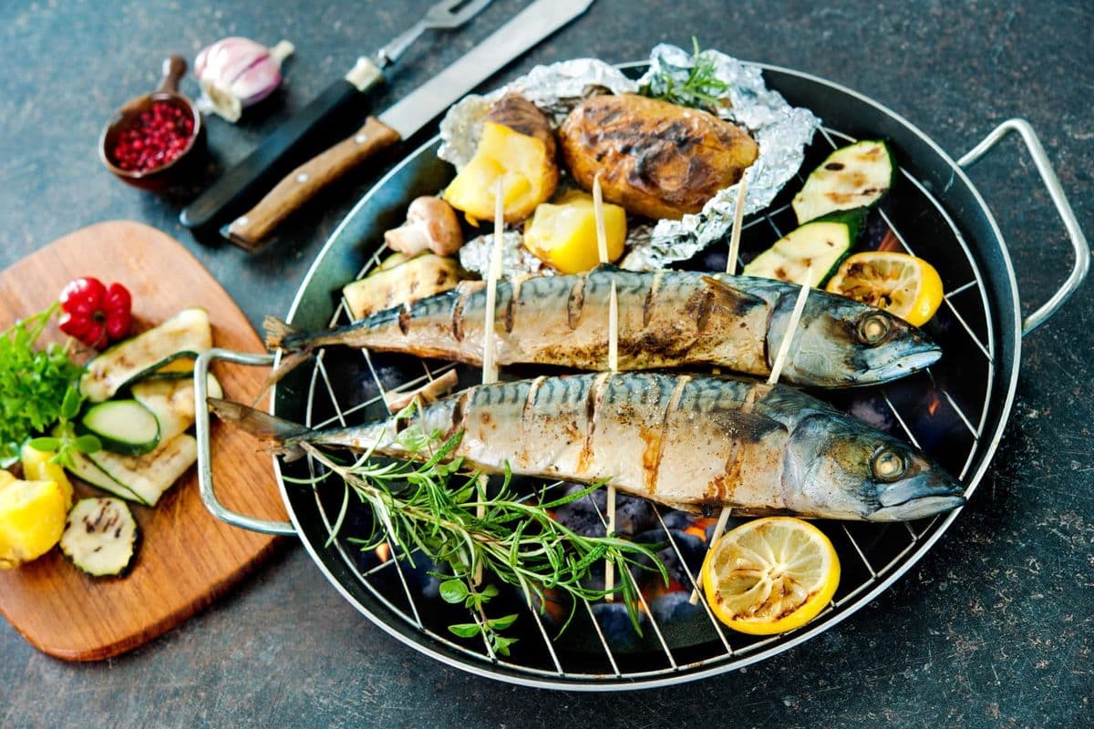 Gegrillte Makrele vom Holzkohlegrill