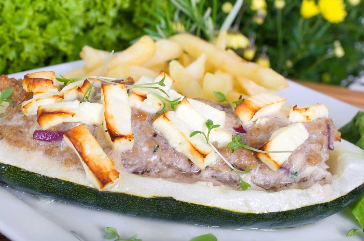 Gegrillte Zucchini mit Hackfleischfüllung