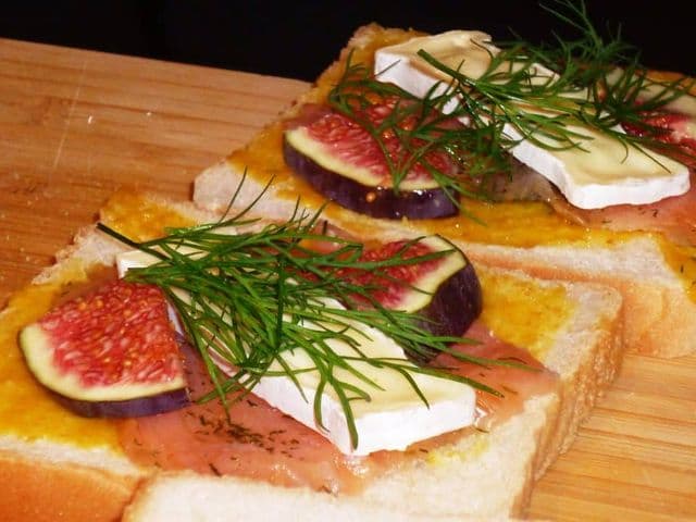 Lachs-Sandwiches mit Camembert und Feige