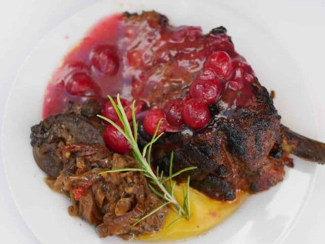 Schweinekarree mit Sauerkirsch-Gin Sauce