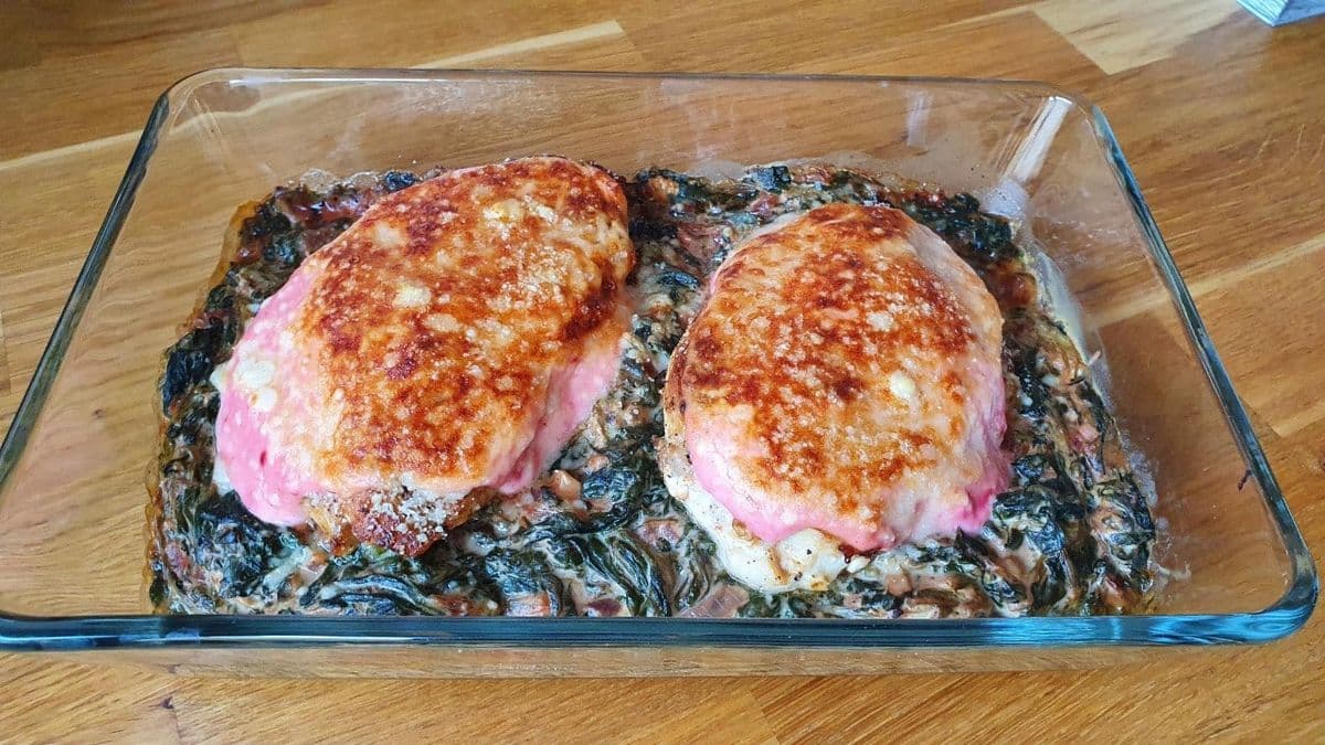 Curry-Huhn auf Blattspinat