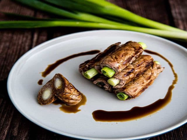 Rindfleischröllchen mit Lauchzwiebeln_© Michael Gerhardy