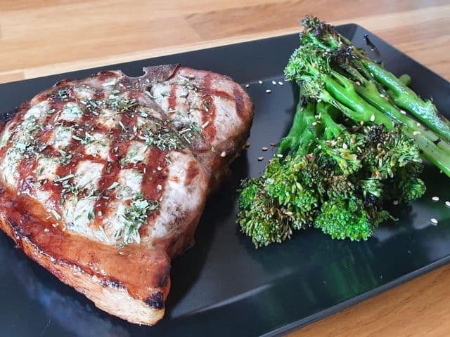 Dry Aged Schweinekotelett mit Bimi