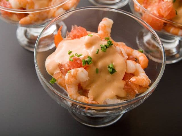 Shrimp Gläser mit Cocktailsauce und etwas feinen Lauchzwiebeln