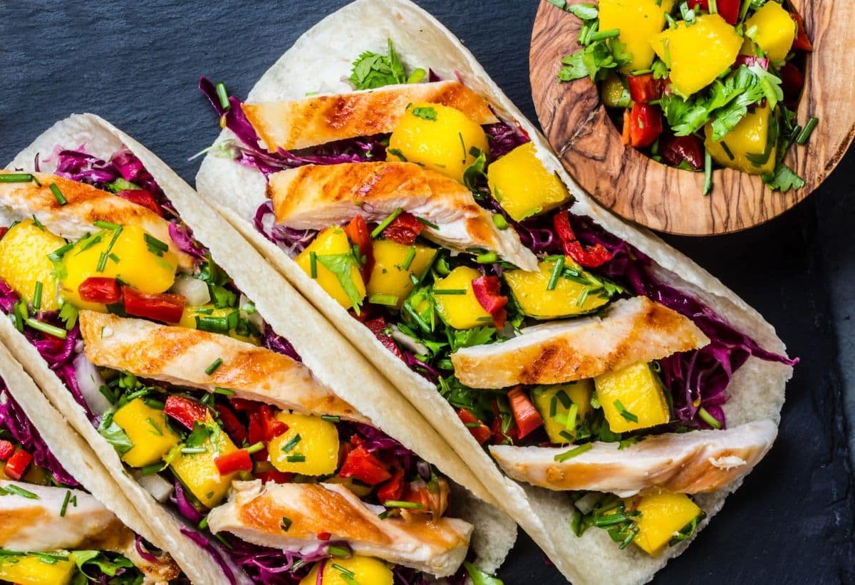 Tacos mit Hähnchenbrust und Mangosalat | Bild: lblinova