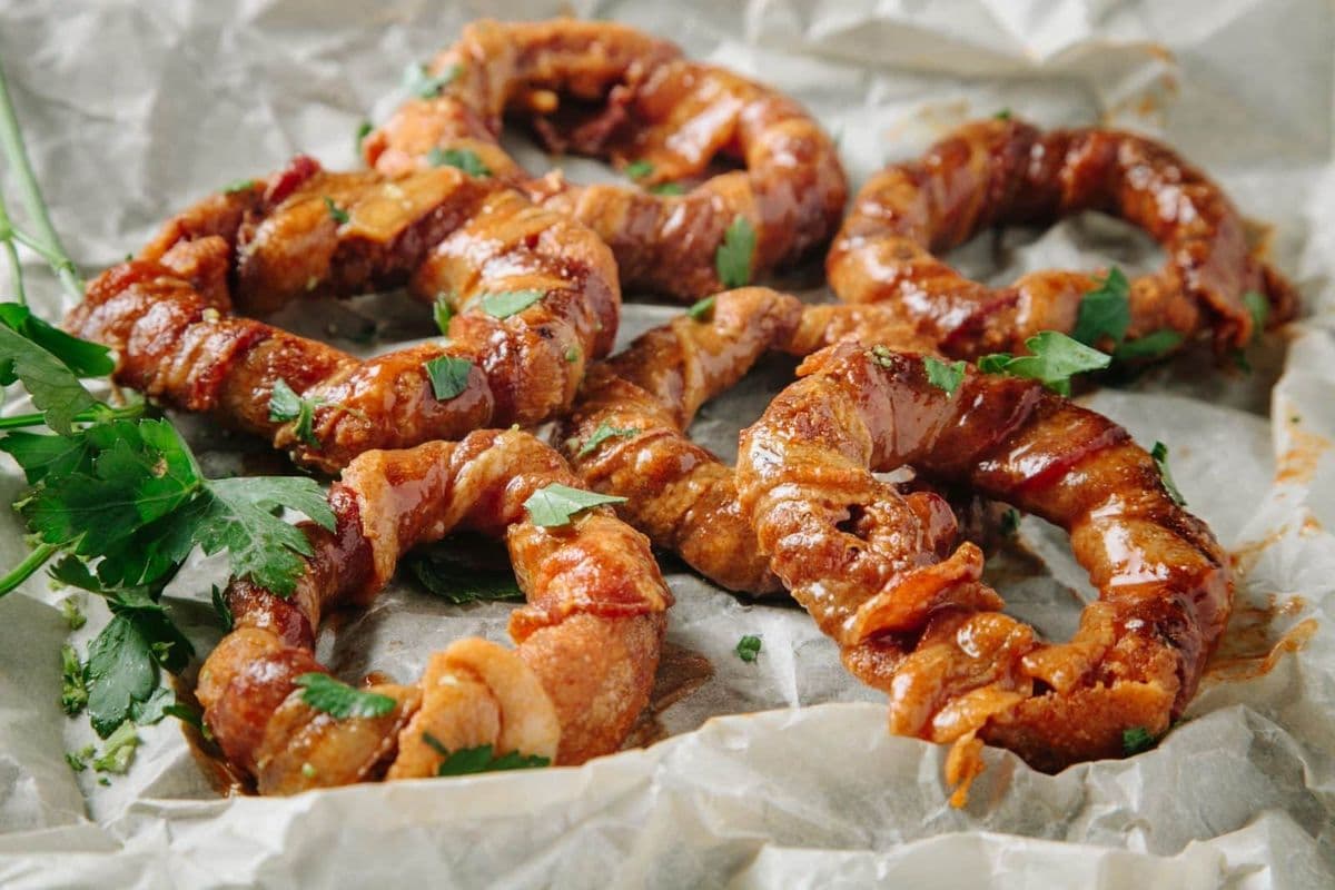 Bacon Onionrings mit Chipotle Dipp
