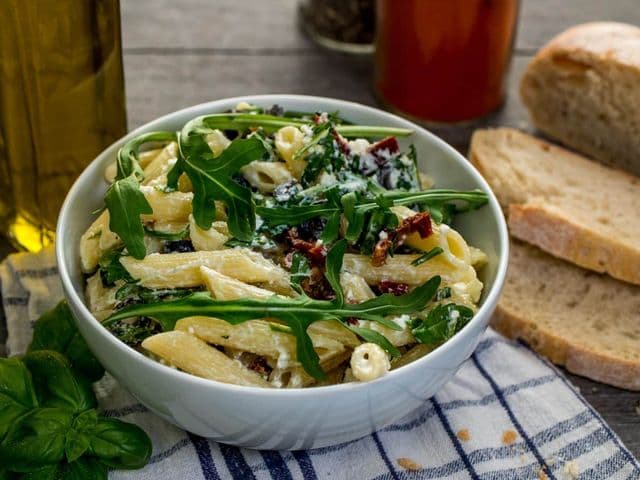 Italienischer Nudelsalat mit Rucola