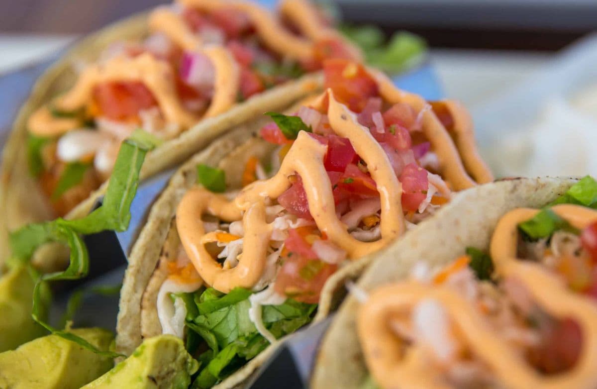 Tacos mit Gemüse, Reis und einer frischen Chipotle Sauce