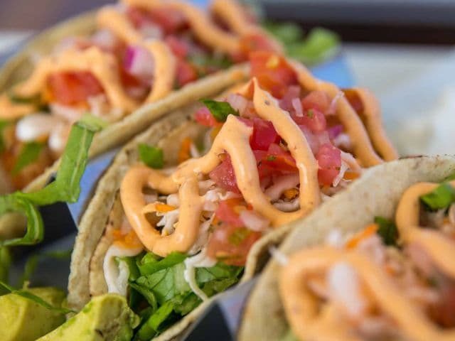 Tacos mit Gemüse, Reis und einer frischen Chipotle Sauce