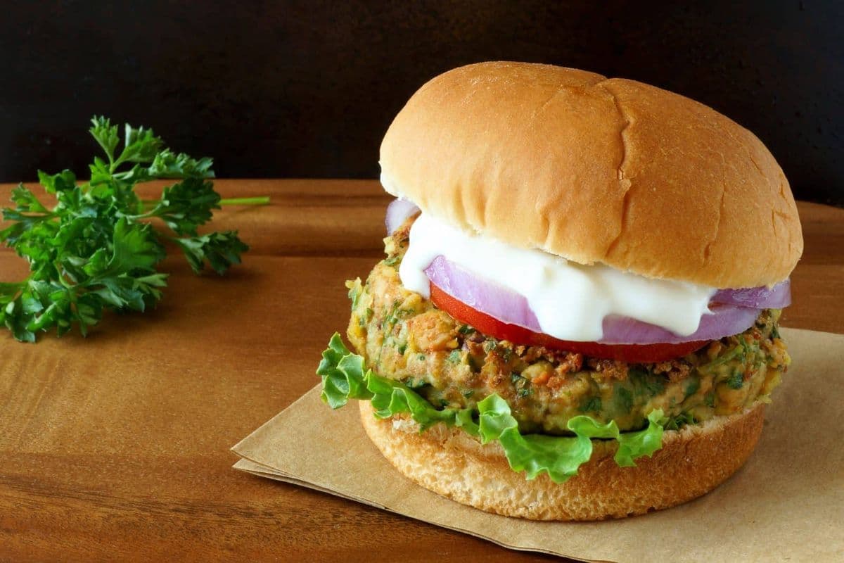 Falafel Burger mit Tomaten-Dip
