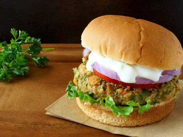 Falafel Burger mit Tomaten-Dip