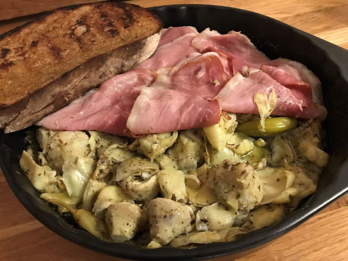 Gegrillte Artischockenherzen mit Schinkenhaube