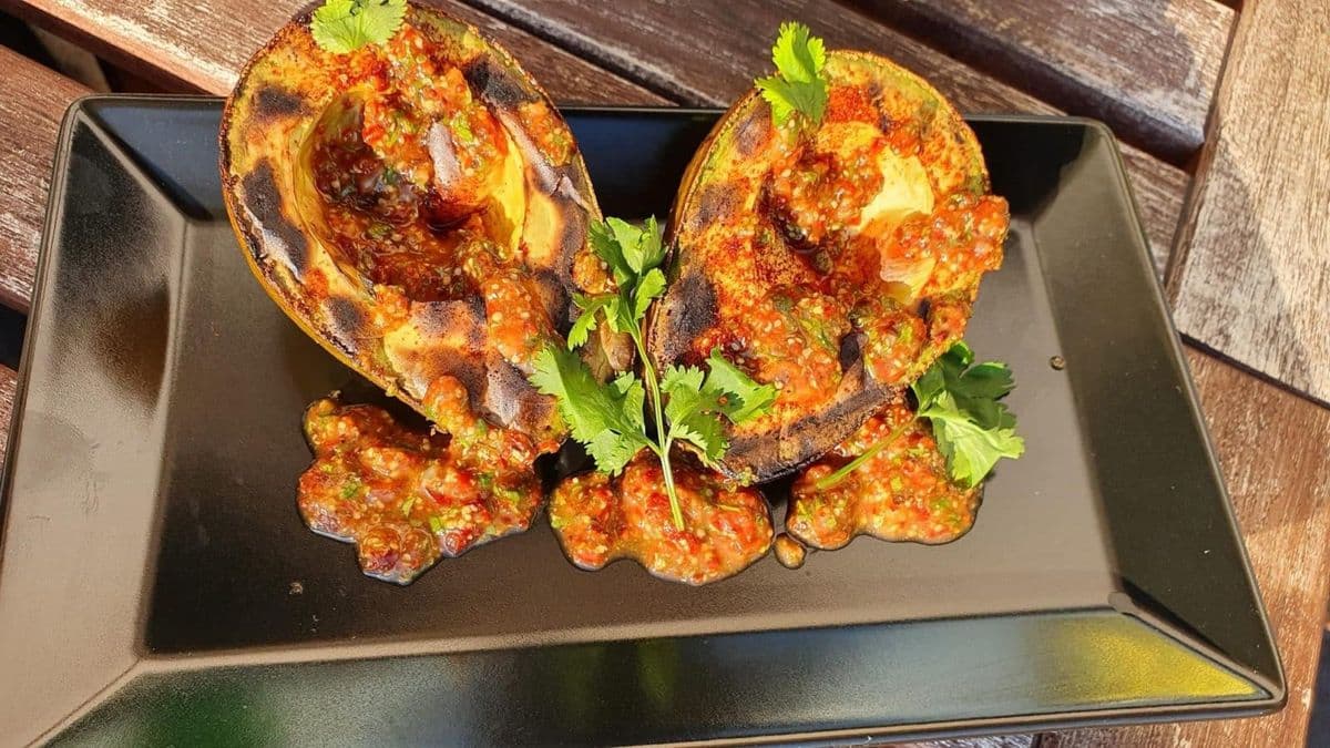 Gegrillte Avocado mit Pura Vida Sauce