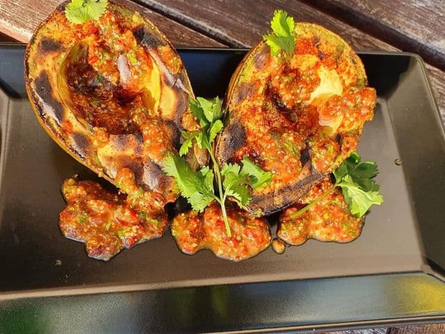 Gegrillte Avocado mit Pura Vida Sauce