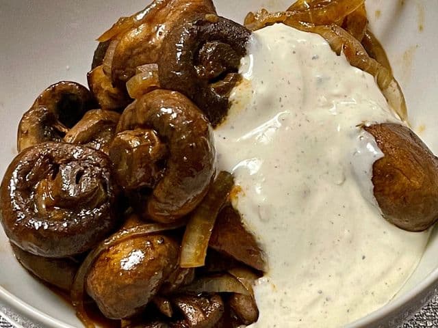Champignons mit Knoblauchsauce