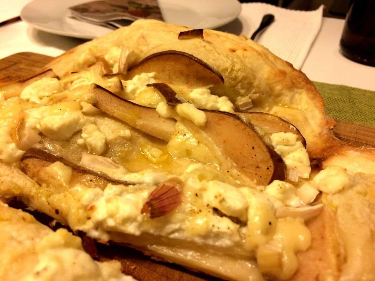 Flammkuchen mit Birne und Ziegenkäse