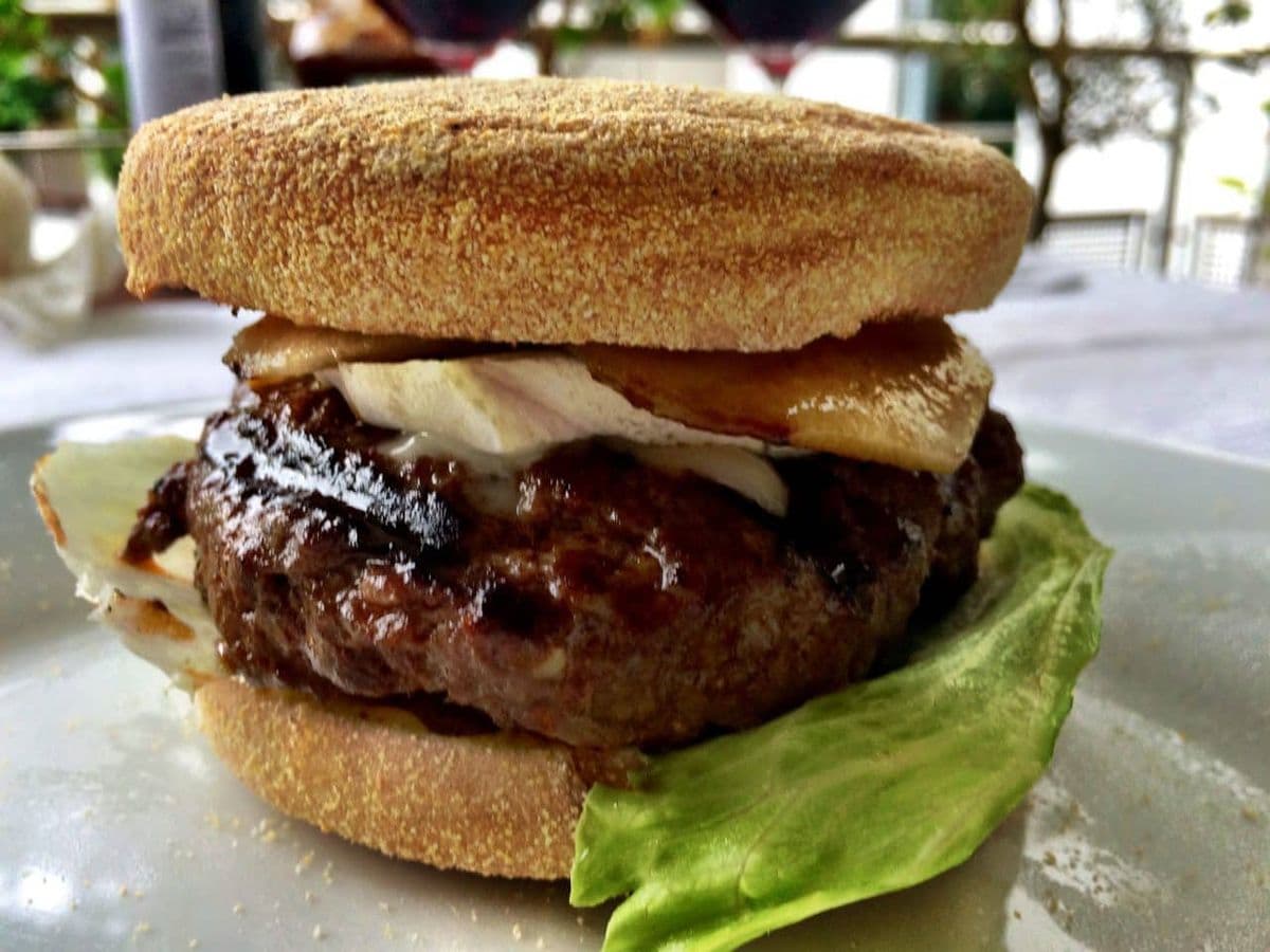 Burger mit Ziegenkäse und Birne