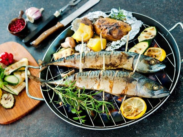 Gegrillte Makrele vom Holzkohlegrill