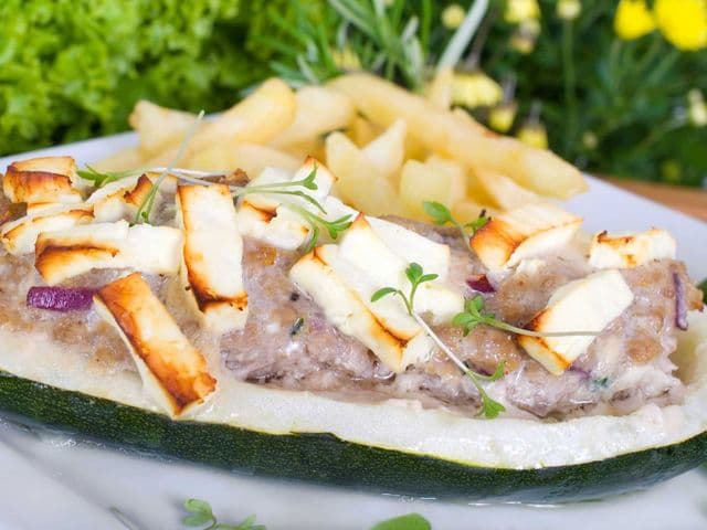 Gegrillte Zucchini mit Hackfleischfüllung