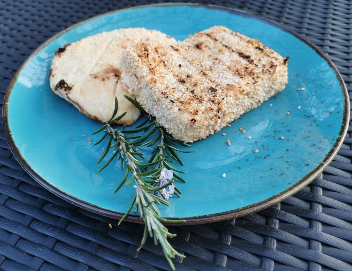 Gegrillter Feta im Sesammantel
