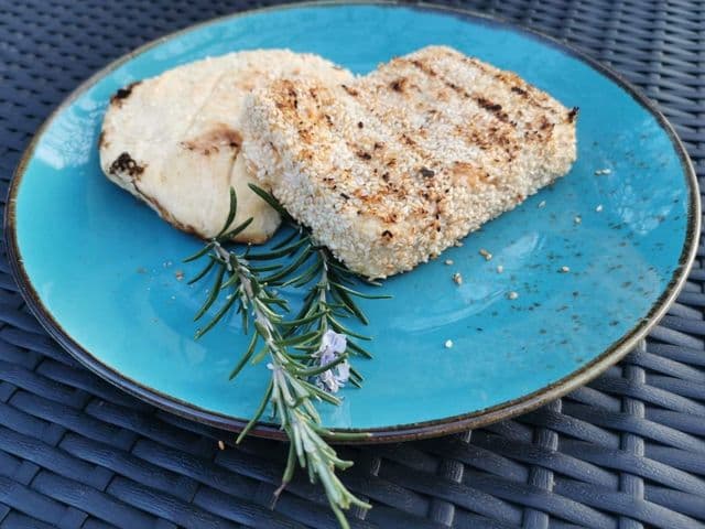 Gegrillter Feta im Sesammantel