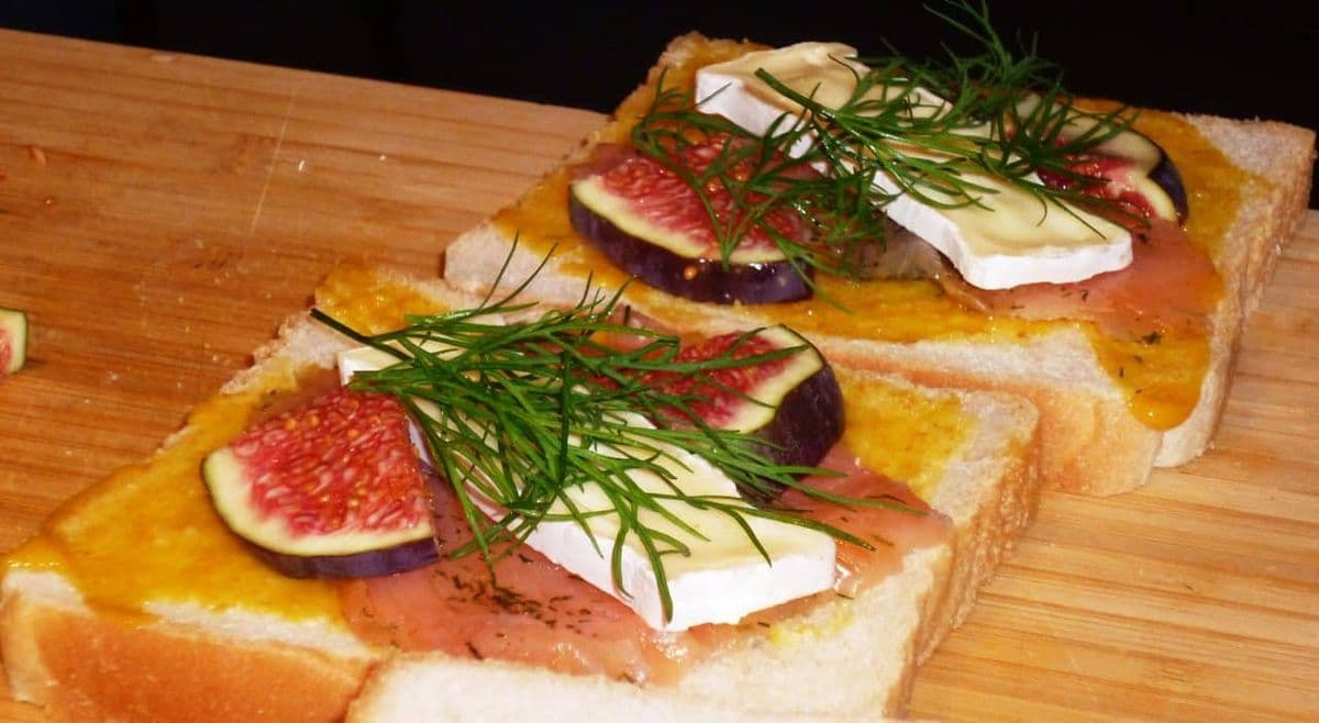 Lachs-Sandwiches mit Camembert und Feige