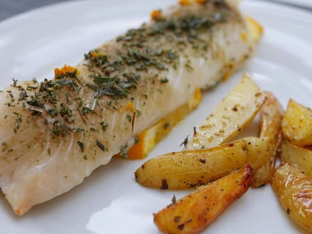 Gegrillter Kabeljau von der Planke mit Orangen und Kräutern