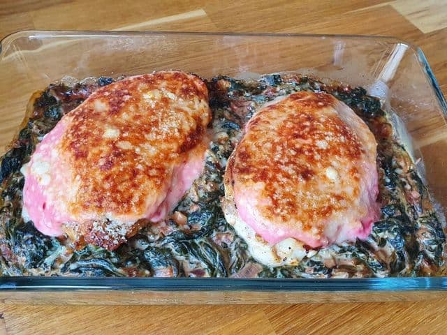 Curry-Huhn auf Blattspinat