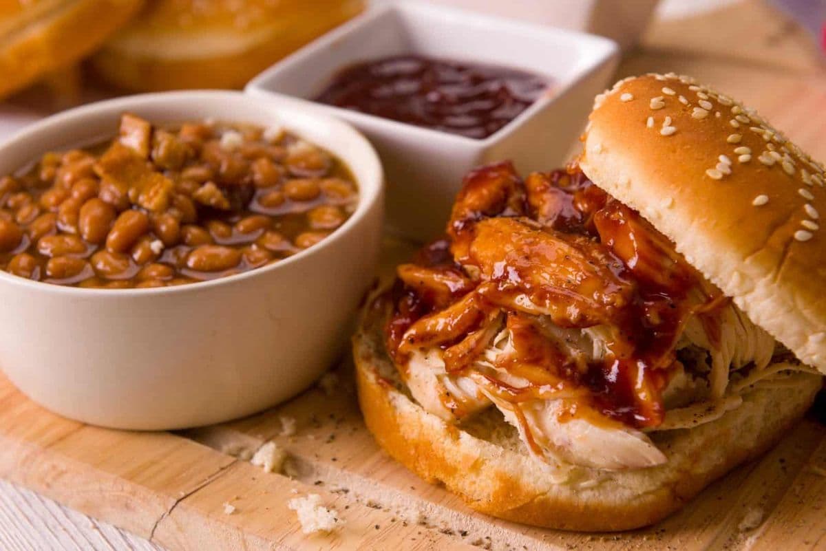 Pulled Chicken Burger vom Grill