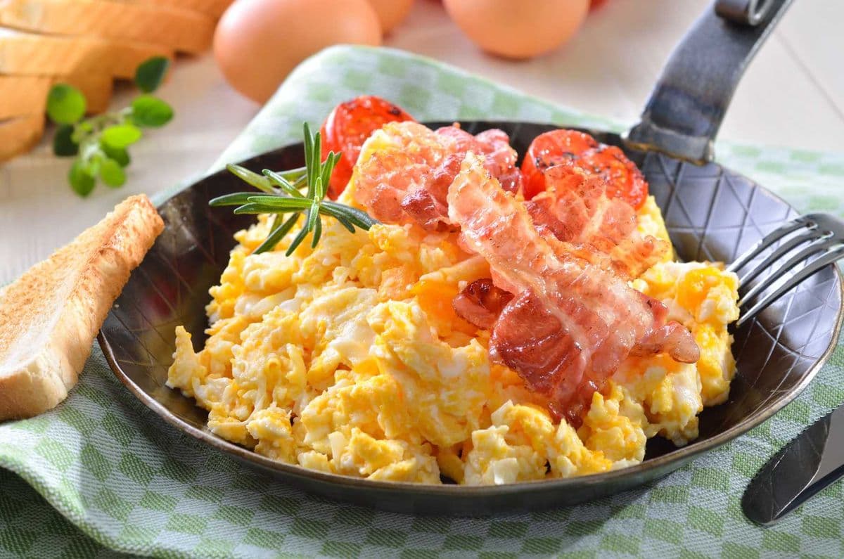 Rührei mit Bacon aus der Gusspfanne