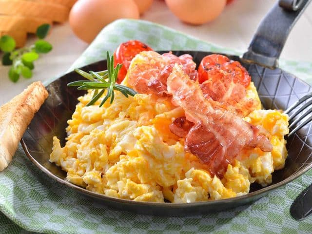 Rührei mit Bacon aus der Gusspfanne