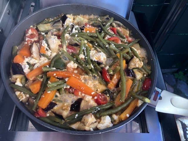 Schnelle Gemüsepfanne mit Feta vom Grill - Rezept