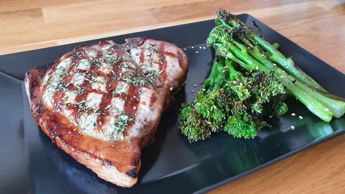 Dry Aged Schweinekotelett mit Bimi