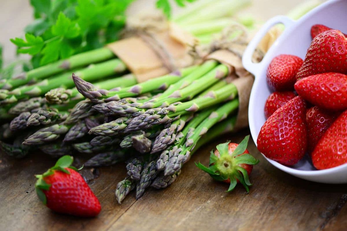 Grüner Spargel mit Erdbeeren