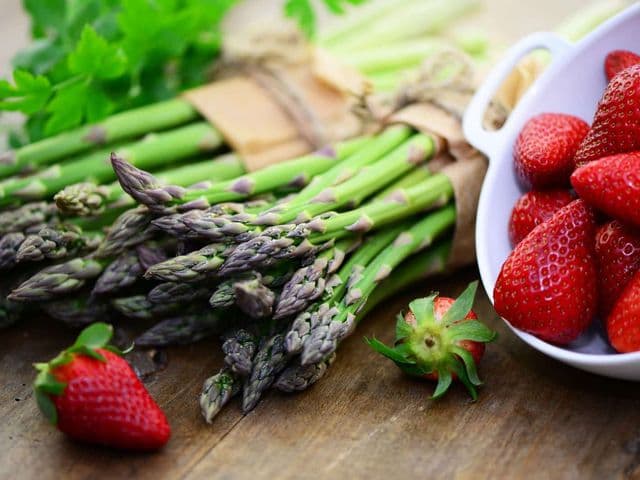 Grüner Spargel mit Erdbeeren