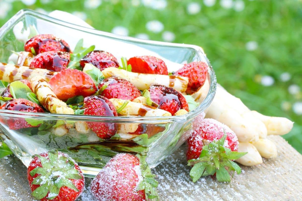 Spargelsalat mit Erdbeeren