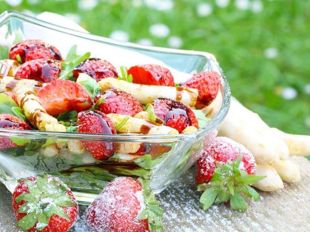 Spargelsalat mit Erdbeeren