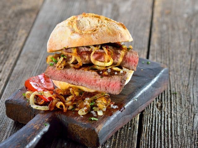 Steakbrötchen nach Grillkameraden Art
