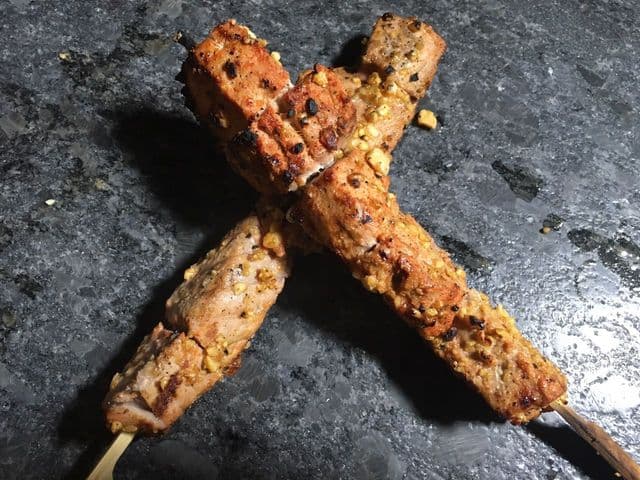 Thunfisch Spieße mit scharfem Erdnusscrunch