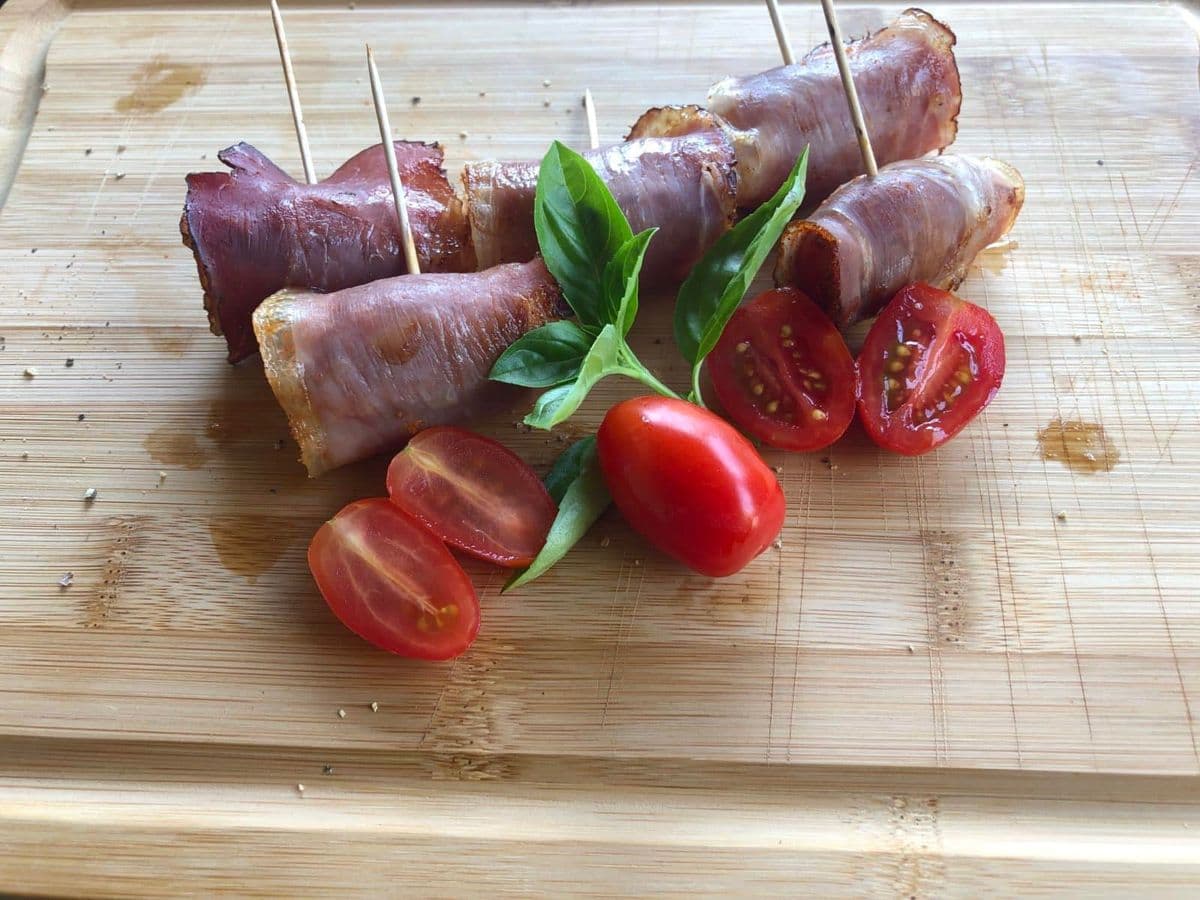 Geräucherte Tomaten mit Schinken
