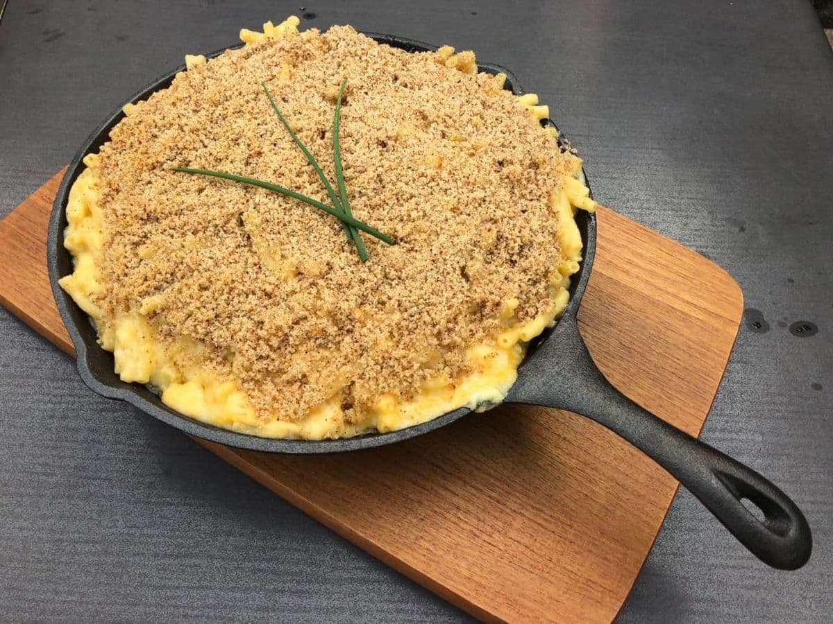 Mac and Cheese aus der Gusspfanne