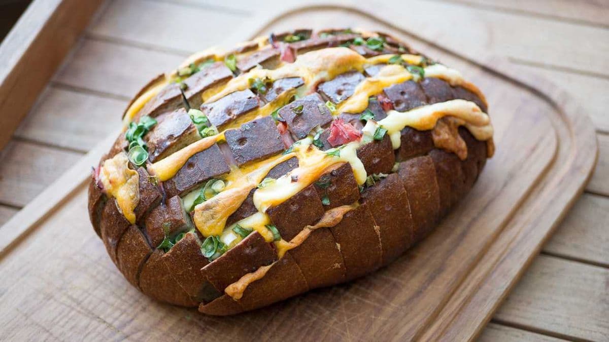 Zupfbrot mit Käse und Schinken
