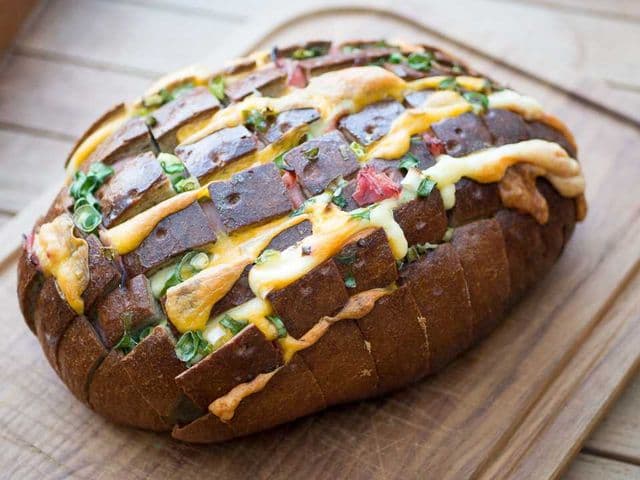 Zupfbrot mit Käse und Schinken