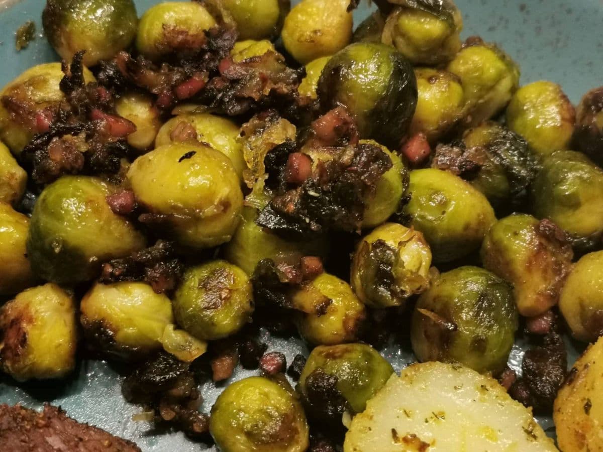 Gegrillter Rosenkohl mit Speck