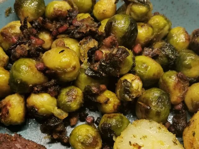 Gegrillter Rosenkohl mit Speck
