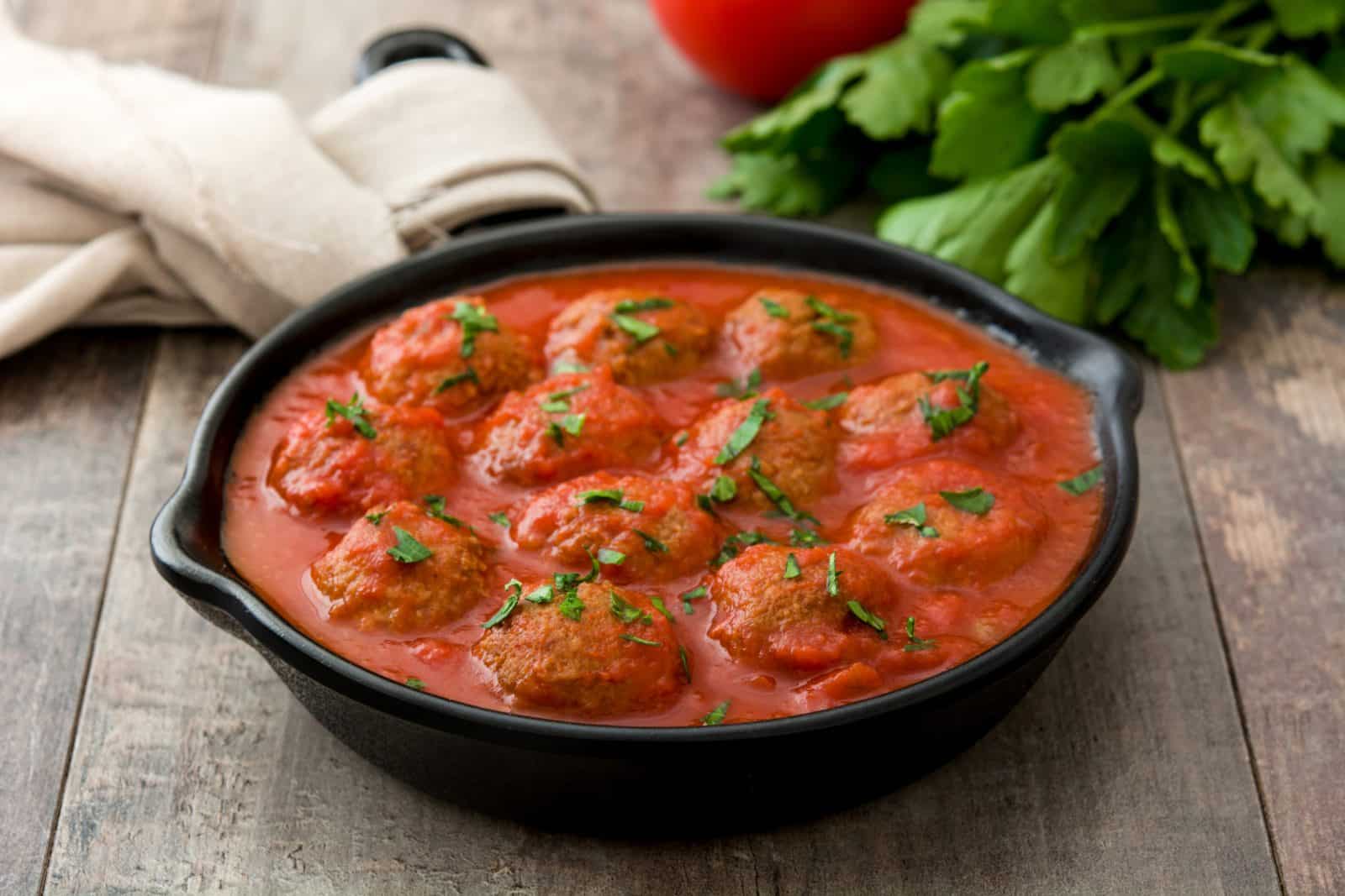 Albondigas – spanische Hackbällchen aus der Gußpfanne
